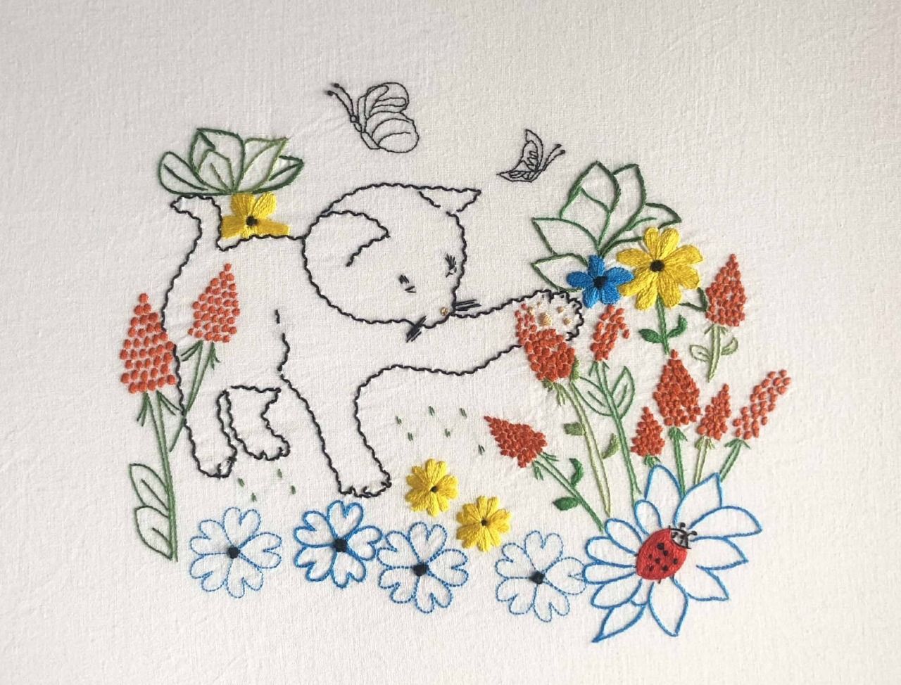 Myfelicity 4 Kits De Broderie Pour Débutants, 30 Points, Il Y A Des Motifs De Pandas, De Fleurs, De Chats Et D'abeilles Qui Peuvent être Pratiqués