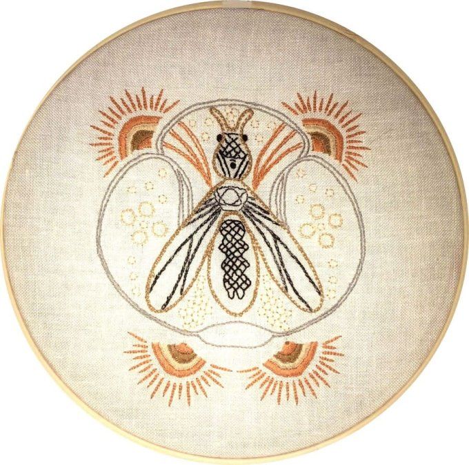 Kit de broderie traditionnelle : L'abeille et la ruche Sophie Delhomme