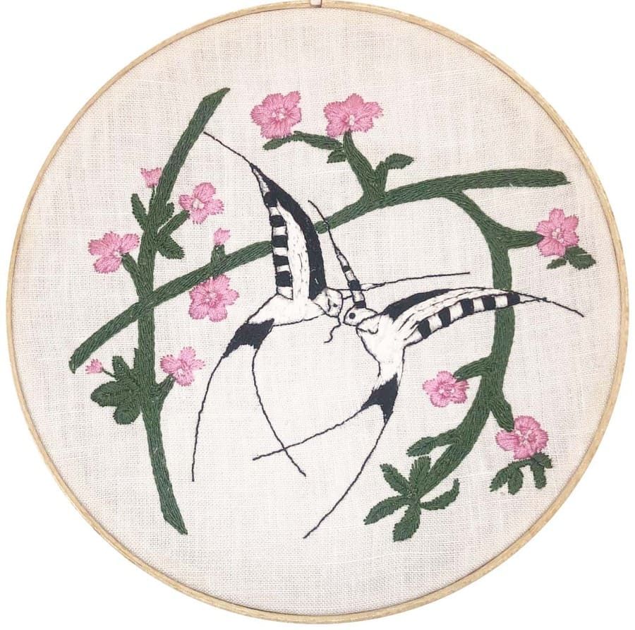 Kit de broderie traditionnelle : Les hirondelles sont de retour Élaborée
