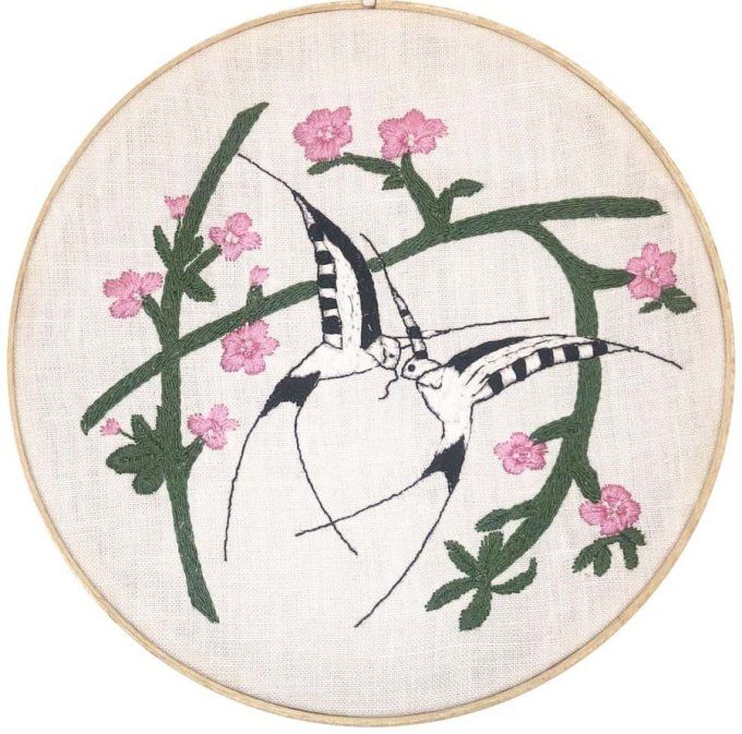 Kit de broderie traditionnelle : Les hirondelles sont de retour Élaborée Sophie Delhomme