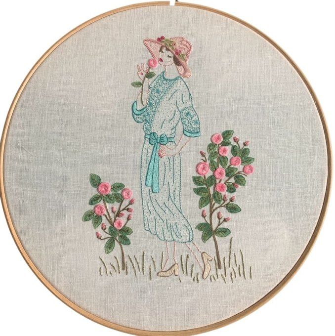Kit de broderie traditionnelle :  MILADY AU JARDIN de Sophie Delhomme