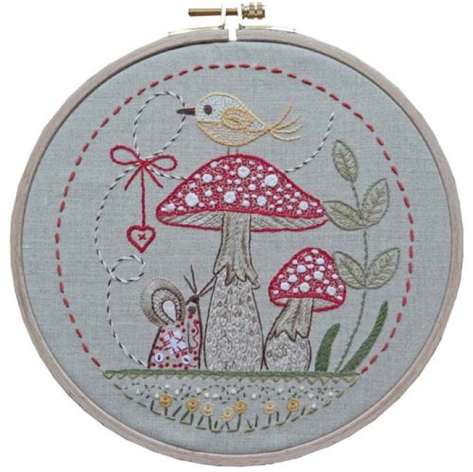 Kit de broderie traditionnelle : La souris au champignon de Marie Suarez