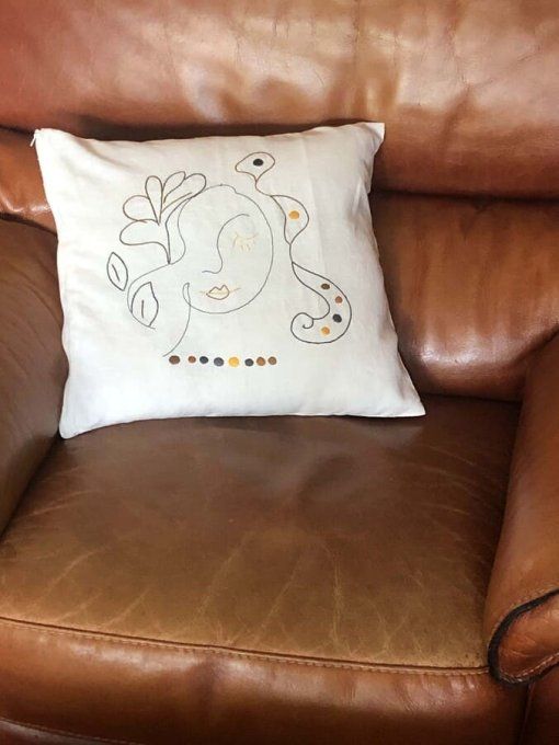 Kit de broderie traditionnelle : Coussin LARA.