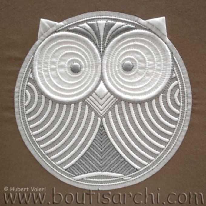 Boutis : Chouette aux ailes  (≈ ø 19.5 cm) d'Hubert Valeri